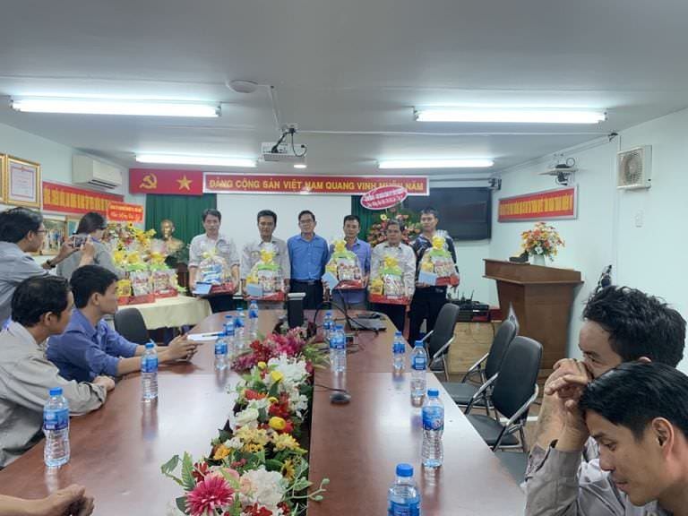 Tan Thanh’s Trade Union giving Tet gifts to union members in difficult circumstances
